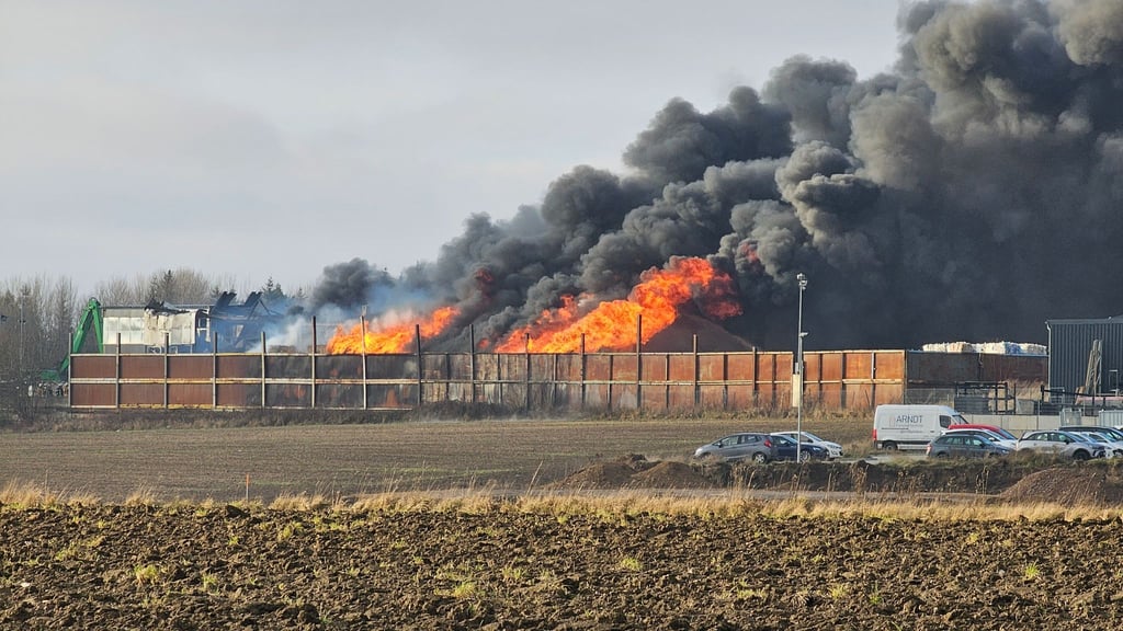 Rund 300 Kräfte von Polizei, Feuerwehr und Rettungsorganisationen waren wegen des Feuers im Einsatz.
