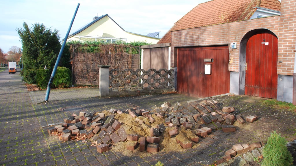 Bei einer Wendeaktion im Domersleber Weg in Remkersleben hat ein Rübenlaster die Einfahrt eines Einfamilienhauses komplett demoliert.