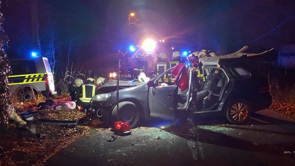 Bei einem Autounfall zwischen Genthin und Belicke wurde die Beifahrerin eingeklemmt. 