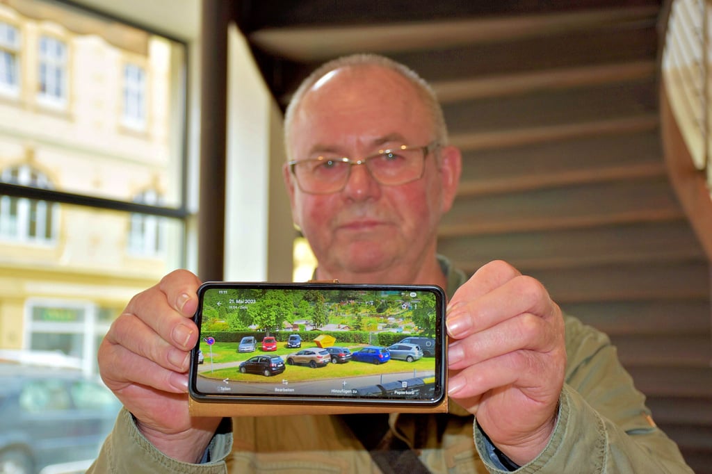 Gerald Kieckhöfer zeigt ein Foto, das er im Mai dieses Jahres aufgenommen hat. Es zeigt mehrere Fahrzeuge, die „wild“ vor der Gartenanlage Am Schützenplatz parken.