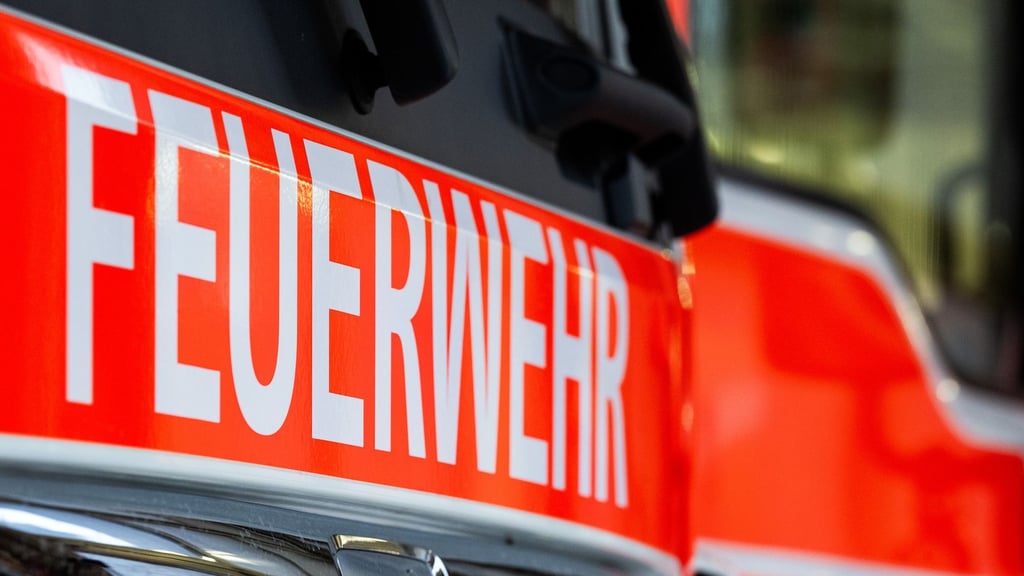 Pkw steht in Bernburg in Flammen.