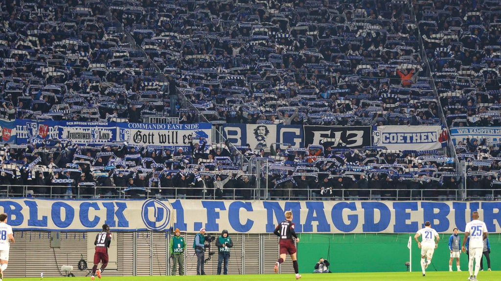 Der Auswärtsblock des FCM im Pokalspiel bei RB Leipzig.