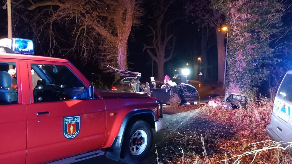 Die Feuerwehr war am Dienstagabend am Ortsausgang Genthin im Einsatz. 