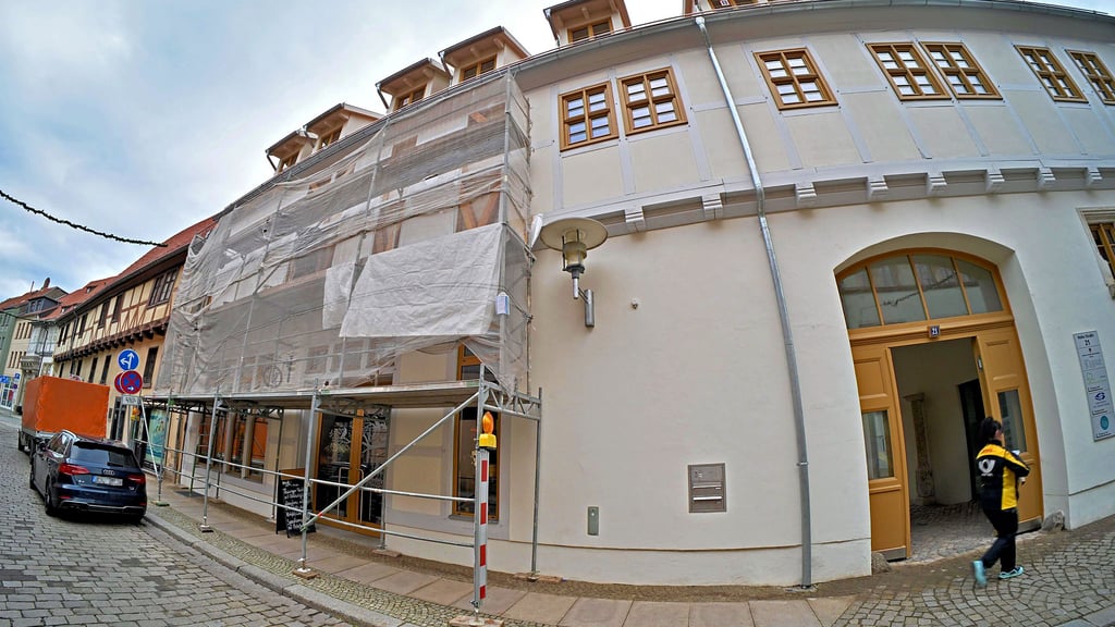 Am gerade erst fertiggestellten Haus Hohe Straße 21 steht schon wieder ein Baugerüst.