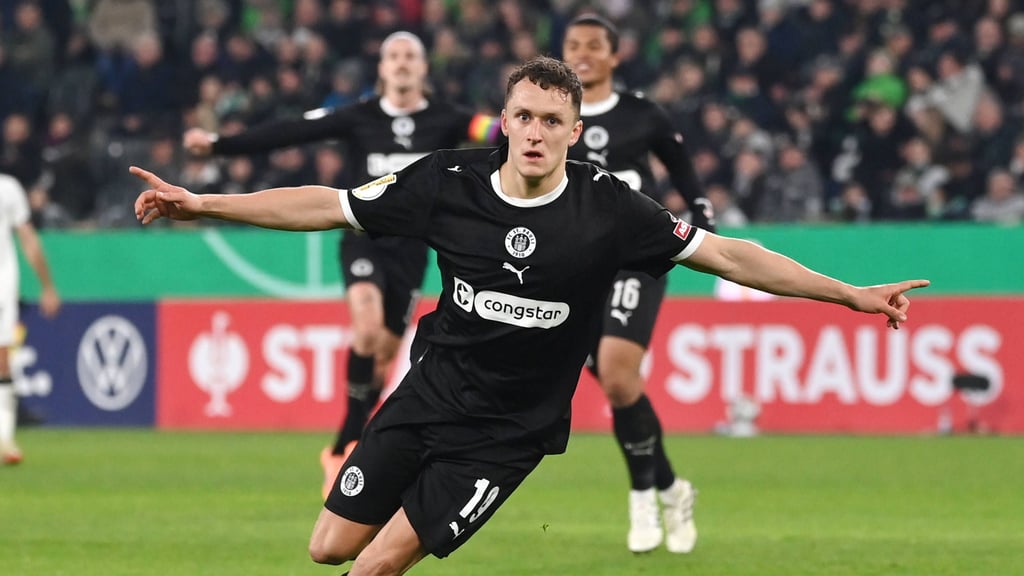 So bejubelt Martijn Kaars sein erstes Tor für den FC St. Pauli.