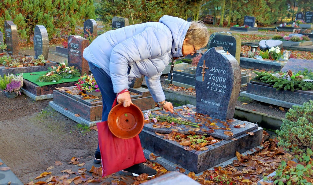 Annelore Tegge am Urnengrab ihres Sohnes. Sie möchte ihn in eine Urnenstele umbetten lassen. Doch die Totenruhe spricht dagegen. 