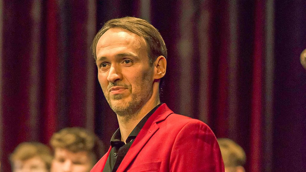 Till Malte Mossner kam 2011 an das Geschwister-Scholl-Gymnasium Zeitz und leitet seit zehn Jahren den Oberstufenchor. 