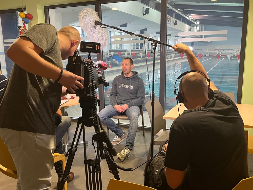 Dreharbeiten in Magdeburg - David im Interview: David lebt seine Leidenschaft für das Tauchen – er bringt nicht nur Menschen unter Wasser, sondern zeigt ihnen auch die Ruhe und Schönheit der Unterwasserwelt.