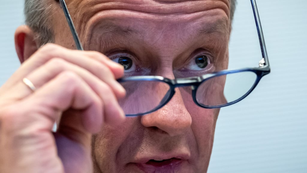 Kanzler Merz warnte in der Fraktionssitzung vor einer Destabilisierung Deutschlands und Europas, wenn die Koalition keine eigene Mehrheit für das Renten-Gesetz zustande bringt.