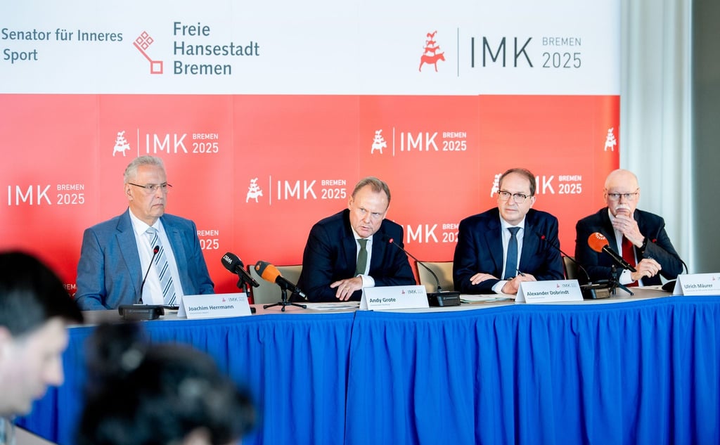 Bei der zurückliegenden Innenministerkonferenz in Bremerhaven saß Alexander Dobrindt (CSU) als neuer Bundesinnenministerium erstmalig mit am Tisch. (Archivfoto)