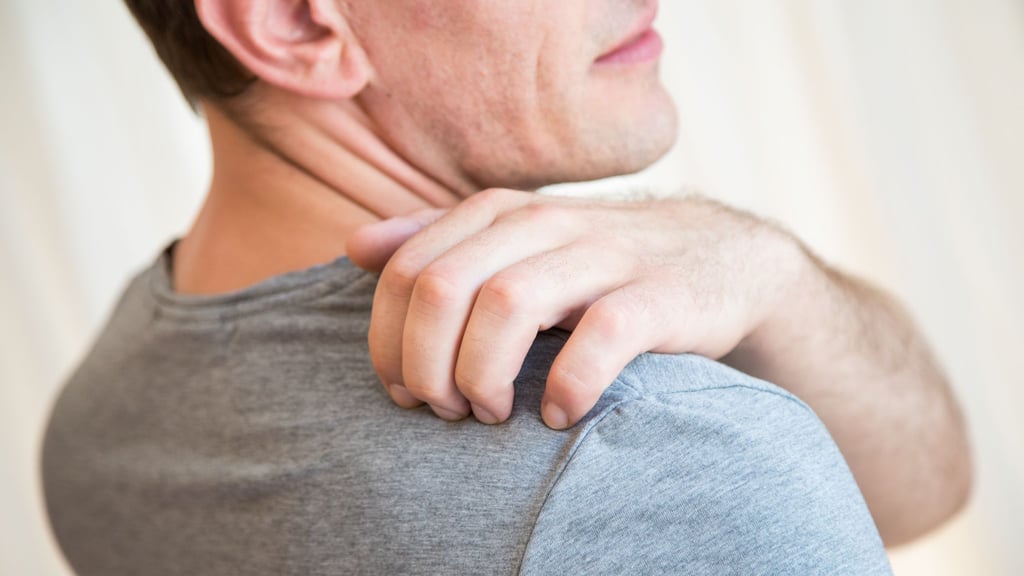 Juckreiz ist eines der typischen Symptome der Gürtelrose.