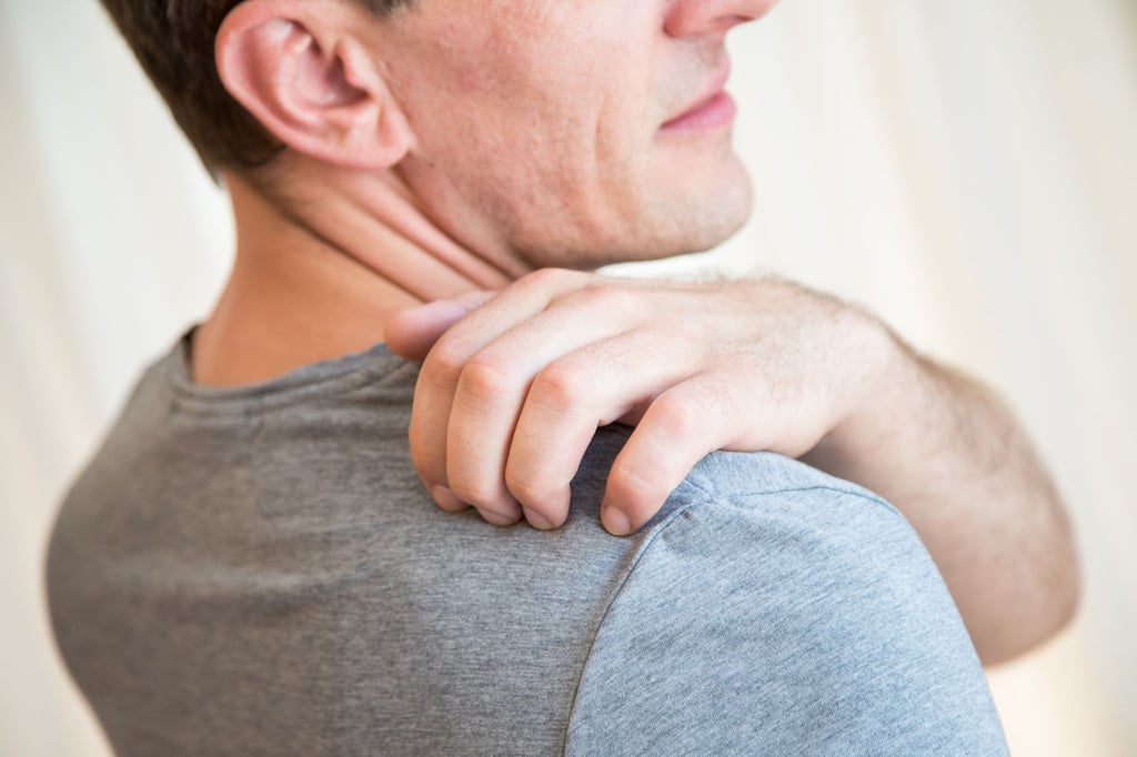 Juckreiz ist eines der typischen Symptome der Gürtelrose.