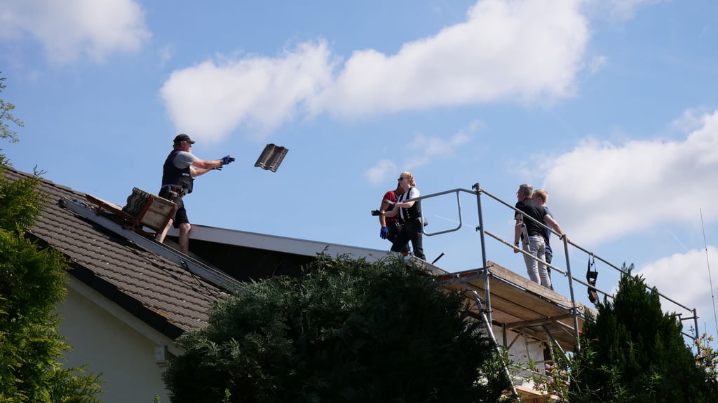 Hoch hinaus: Dinah meistert die Dächer von Sachsen-Anhalt mit Präzision und Leidenschaft – ein Handwerk, das für sie mehr ist als nur Arbeit.“