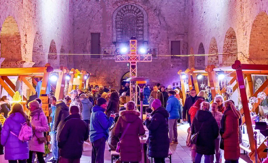 Bei der Handerwerkerweihnacht  in der Marienkirche in Aken bieten über 15 Stände verschiedenste Waren und Geschenkideen an.