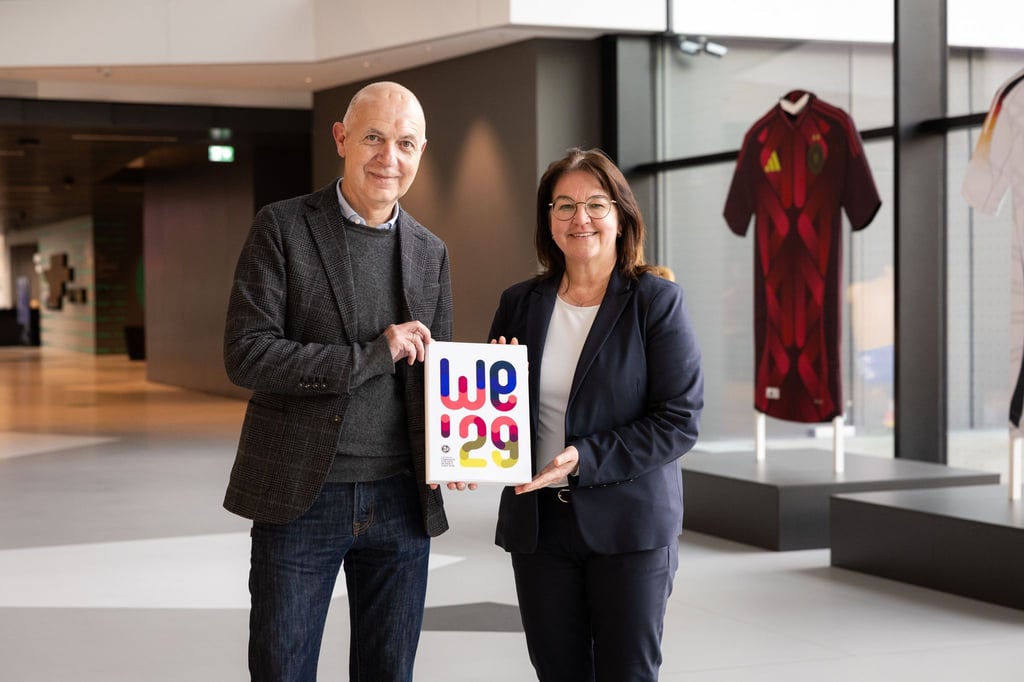 Die DFB-Spitzenfunktionäre Bernd Neuendorf und Heike Ullrich dürfen sich über den Zuschlag für die EM 2029 freuen. (Archivbild)