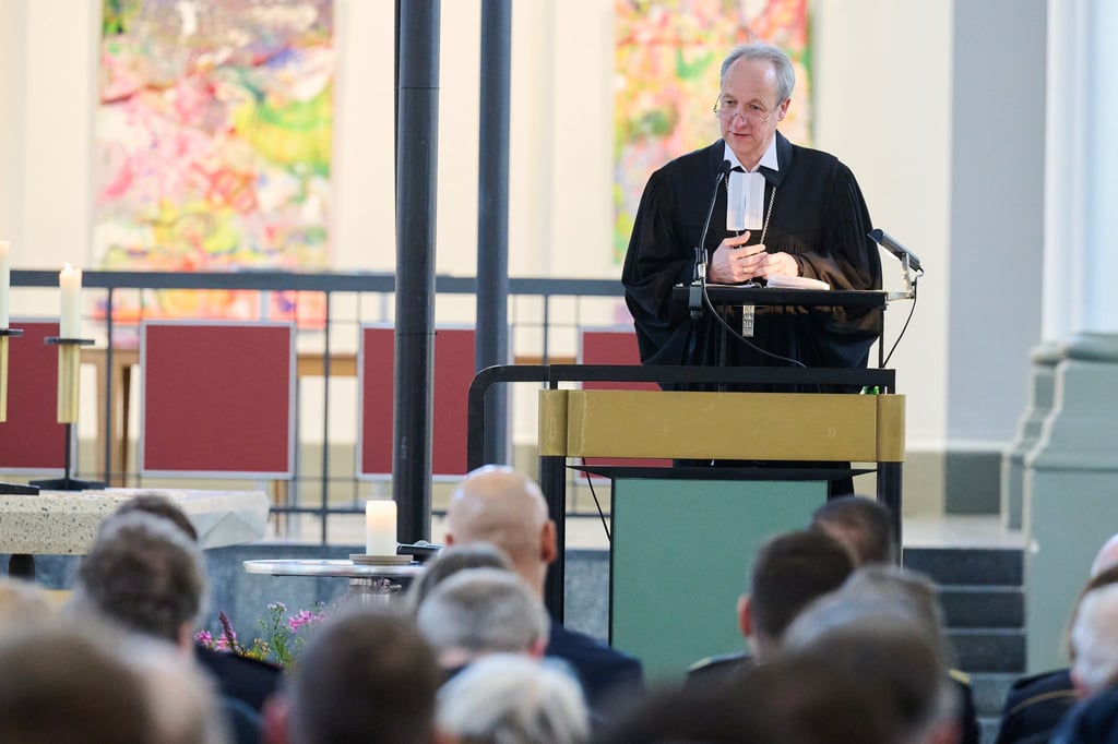 Der Berliner Bischof Christian Stäblein fordert mehr Beteiligung junger Menschen bei der Debatte um die Wehrpflicht.