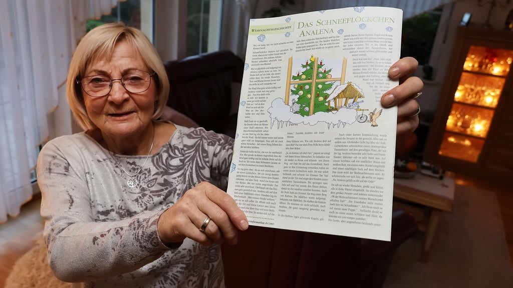 Heidrun Kupfernagel liest in der Stadtbibliothek Sangerhausen die selbst geschriebene Weihnachtsgeschichte "Das Schneeflöckchen Annalena".