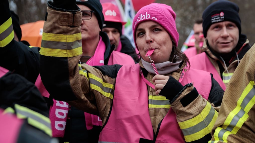 Proteste zum Verhandlungsauftakt.