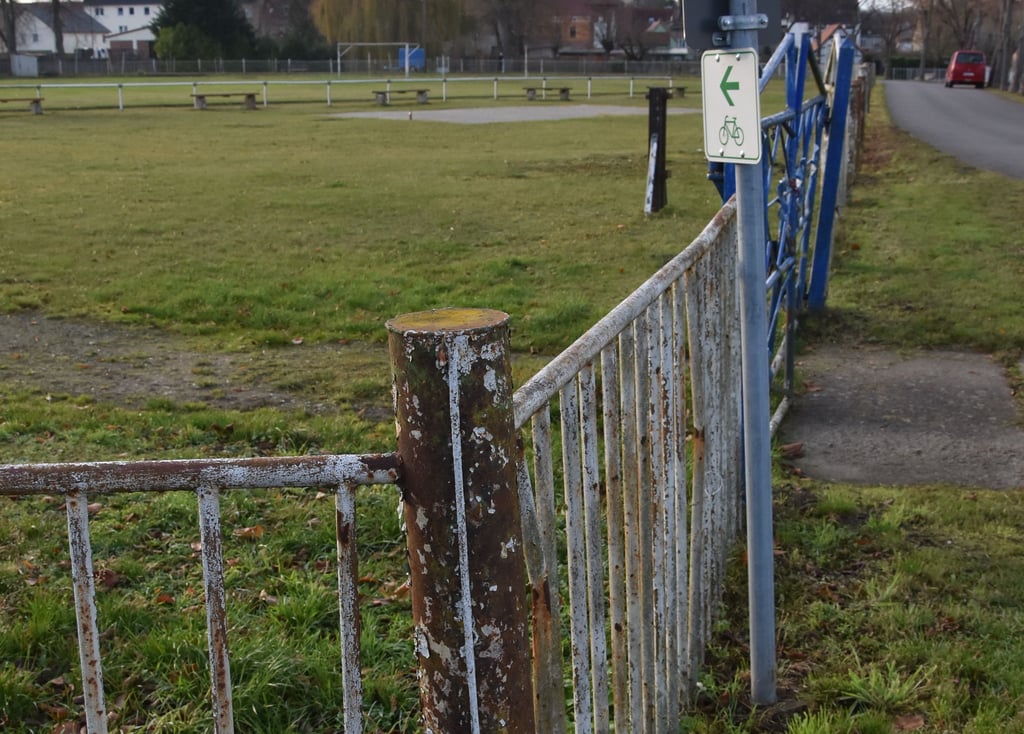 Der Zusand des Zaunes rund um den Sportplatz, der für Vereins- und Schulsport genutzt wird, ist symptomatisch für die Anlage.