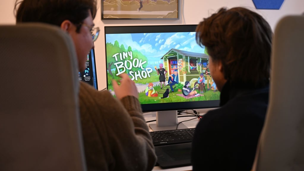 Als Bachelor-Arbeit an der Uni entstanden, inzwischen ein großer Verkaufserfolg: Das Spiel „Tiny Bookshop“ mit ihren beiden Entwicklern David Zapfe-Wilde (links) und Raven Rusch.