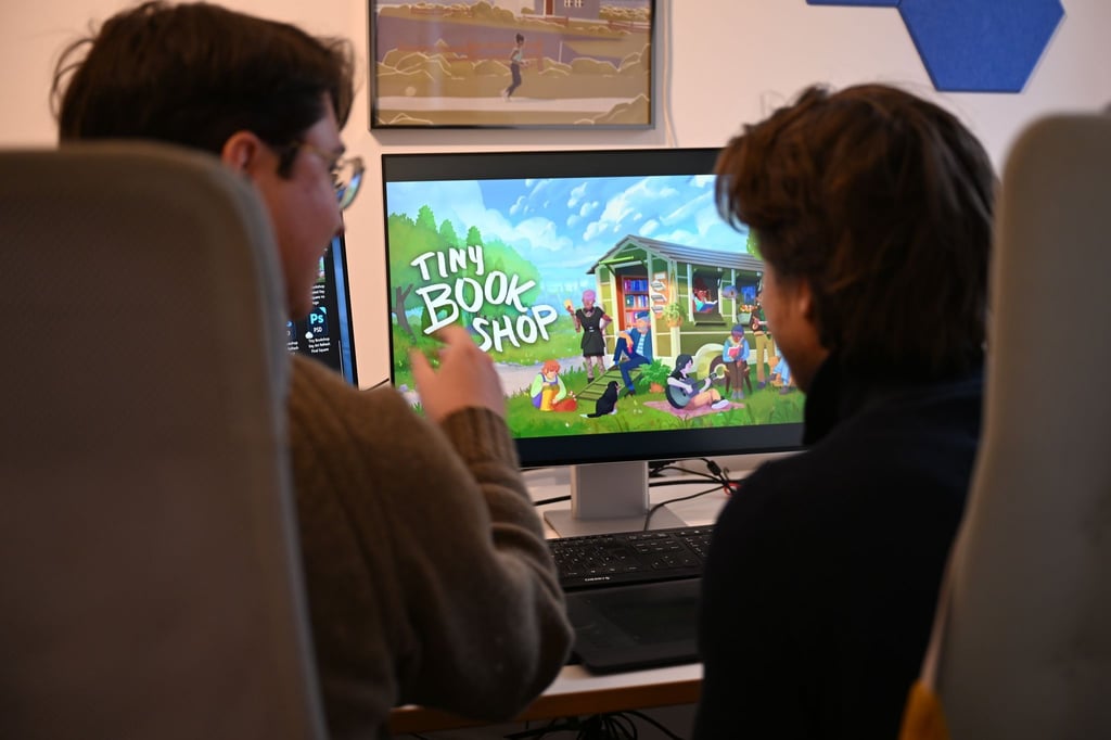 Als Bachelor-Arbeit an der Uni entstanden, inzwischen ein großer Verkaufserfolg: Das Spiel „Tiny Bookshop“ mit ihren beiden Entwicklern David Zapfe-Wilde (links) und Raven Rusch.