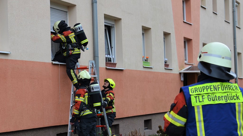 Über ein angeklapptes Fenster verschafften sich die Einsatzkräfte der Feuerwehr Zugang zu einer verschlossenen Wohnung in Zerbst, aus der ein Rauchmelder tönte.