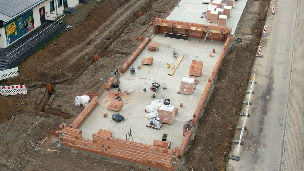 Blick auf die aktuelle Baustelle von Florian Feg. Direkt neben der Enso-Nahversorger-Filiale (links) entstehen zwei Gebäude mit insgesamt sieben barrierefreien Wohnungen für Senioren. 