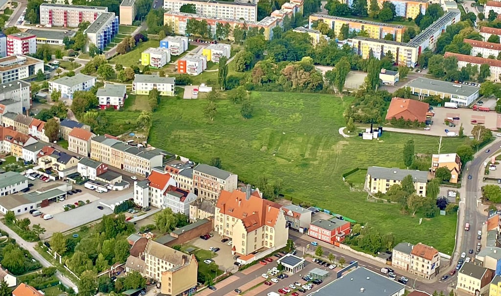 Auf der grünen Freifläche soll das neue Gerätehaus der Feuerwehr entstehen. 
