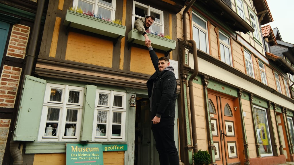 Das wohl größte Duo, das jemals im kleinsten Haus in Wernigerode zu Gast war: „Lulatsch“ Lukas Weibel (oben) und Jannick "TheGiant" Könecke.