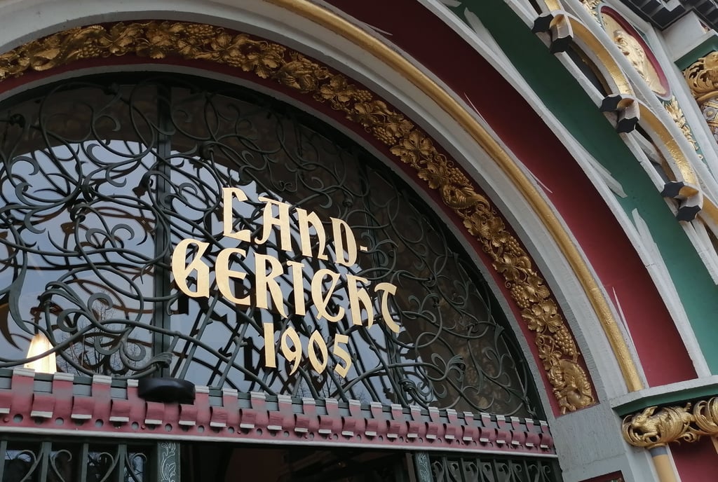 Das Portal über dem Eingang zum Landgericht in Halle. 