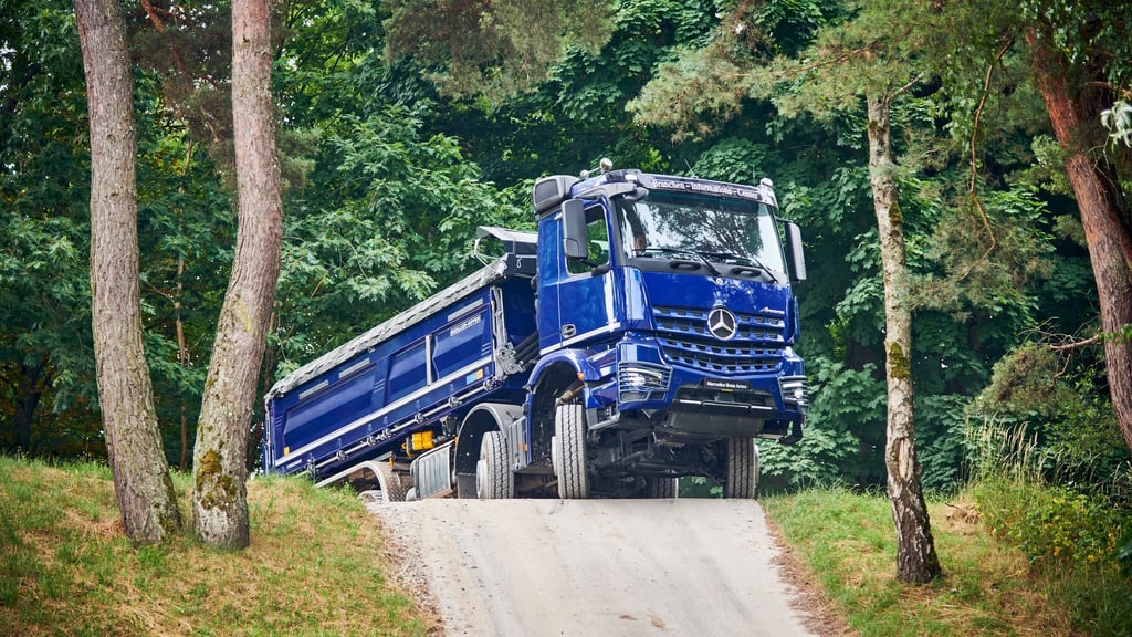 Über Hügel, Stock und Stein: Wer fernab gewöhnlicher Straßen Lasten bewegen will, greift zu Trucks wie dem Arocs 4151 von Mercedes.