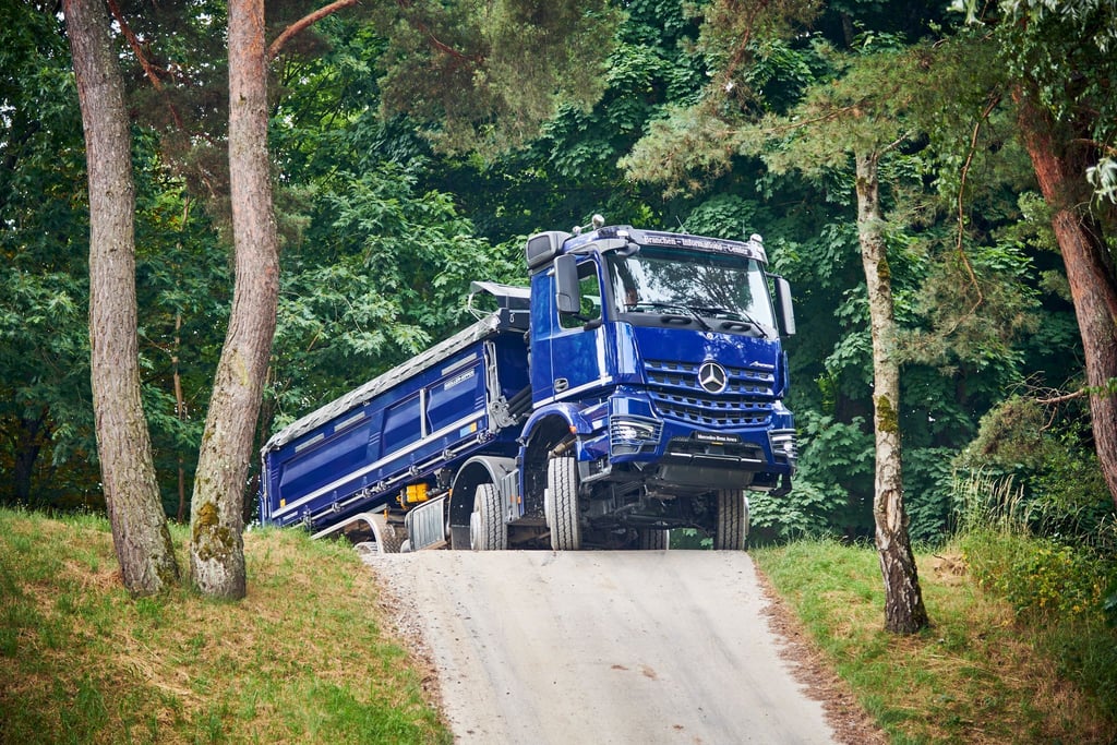 Über Hügel, Stock und Stein: Wer fernab gewöhnlicher Straßen Lasten bewegen will, greift zu Trucks wie dem Arocs 4151 von Mercedes.