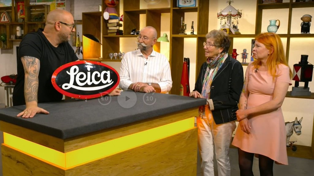 Gudrun Damm und Silke Scholz (rechts) aus dem Harz haben Horst Lichter und Sven Deutschmanek (links) ein Emailleschild mitgebracht.