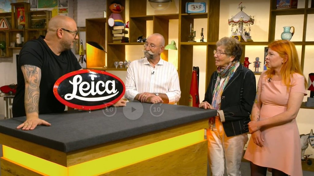 Gudrun Damm und Silke Scholz (rechts) aus dem Harz haben Horst Lichter und Sven Deutschmanek (links) ein Emailleschild mitgebracht.