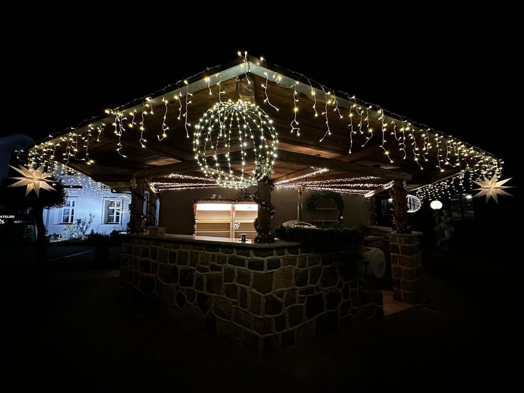 Der Außenpavillon der Keramikscheune wird für den Weihnachtsmarkt auch in diesem Jahr wieder weihnachtlich dekoriert. 