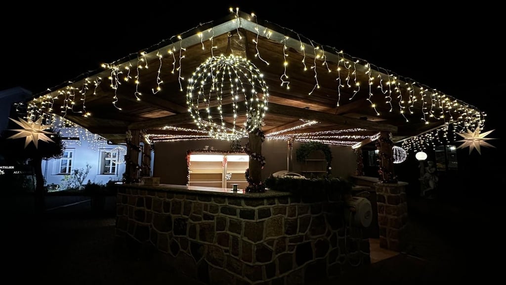 Der Außenpavillon der Keramikscheune wird für den Weihnachtsmarkt auch in diesem Jahr wieder weihnachtlich dekoriert. 