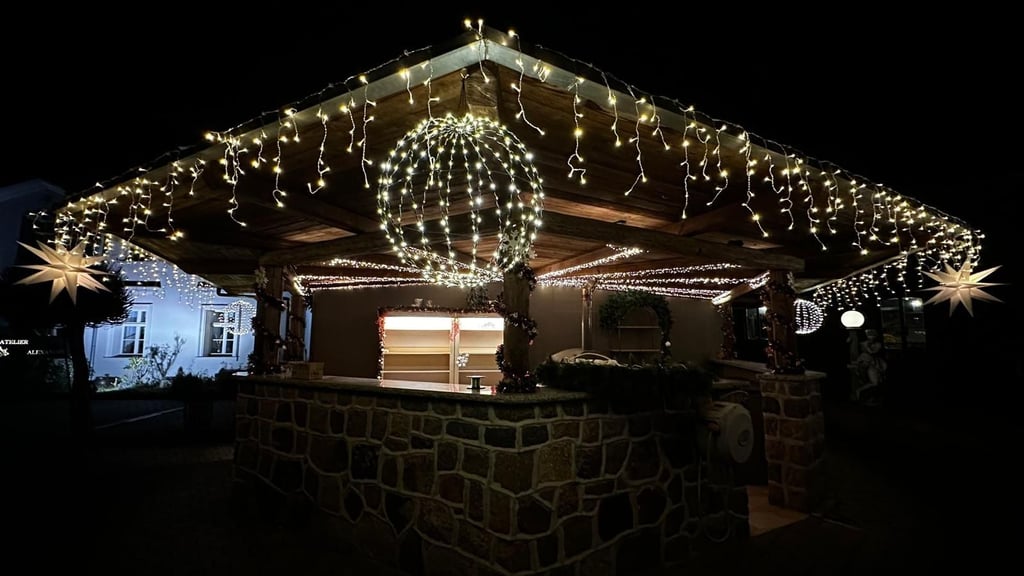 Der Außenpavillon der Keramikscheune wird für den Weihnachtsmarkt auch in diesem Jahr wieder weihnachtlich dekoriert.