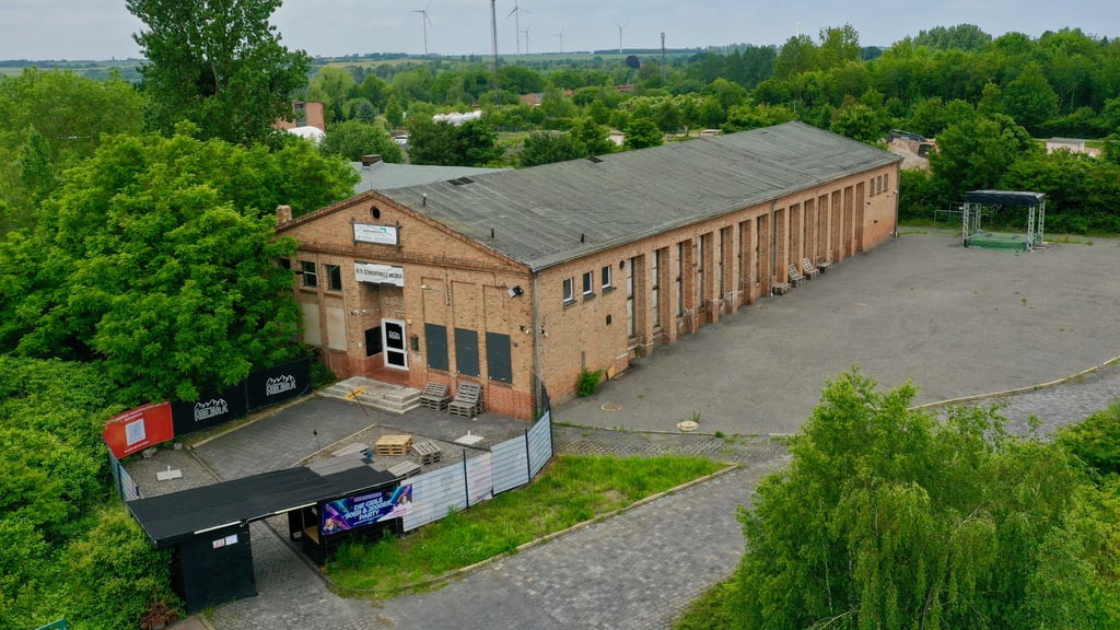 Blick auf die  Alte Schachthalle in Helbra.