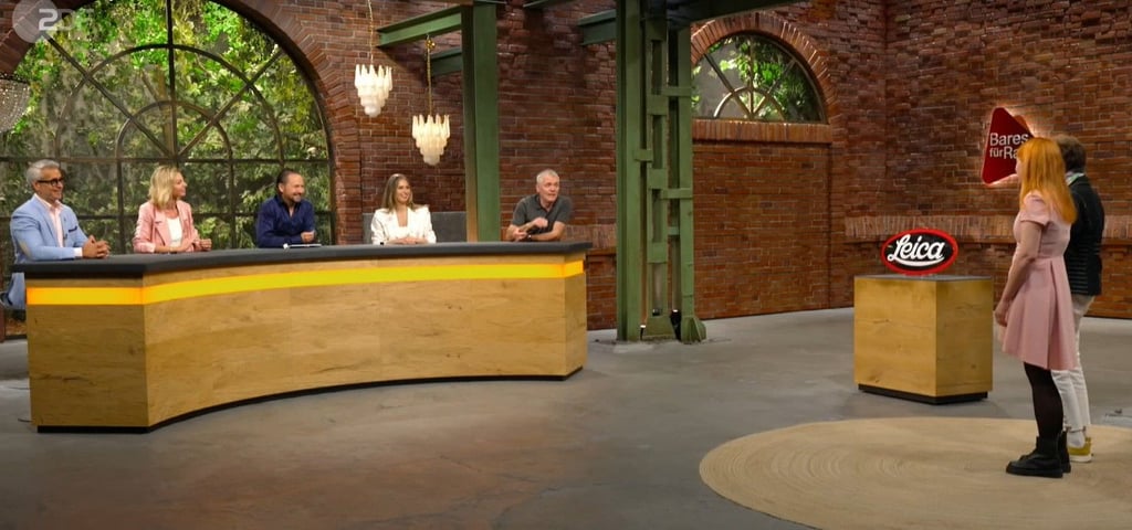 Die Händler bei "Bares für Rares" wissen um den Wert des Emailleschildes.