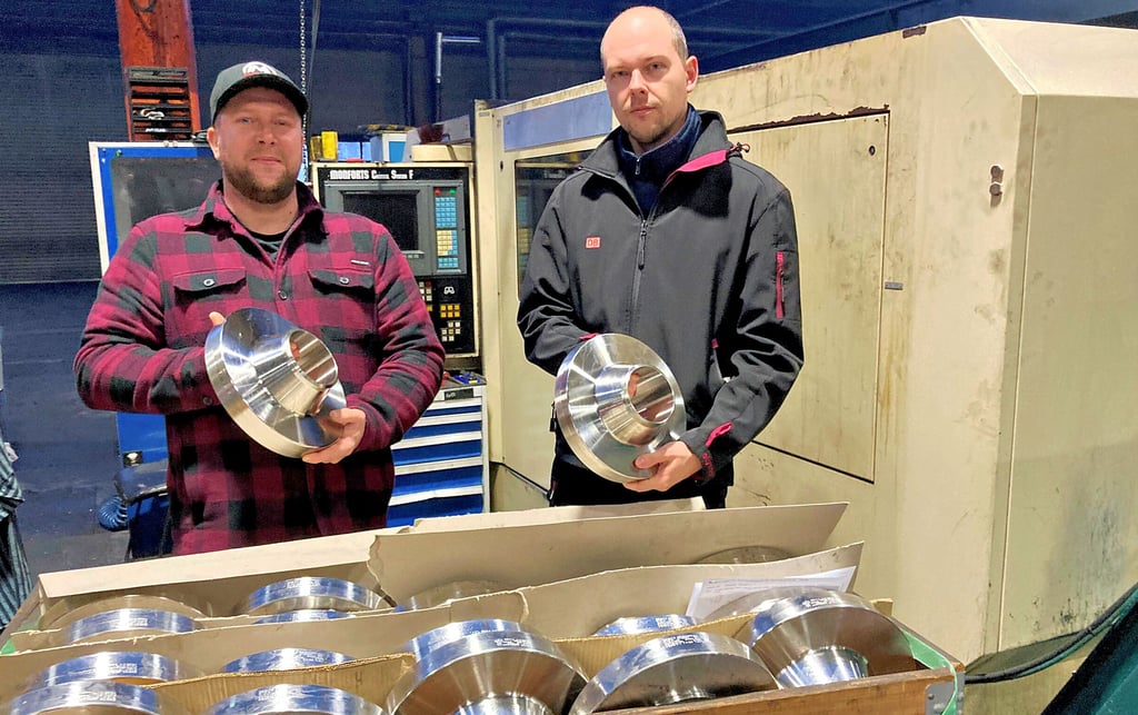 Yurih Garazha (links) und Artem Viktorovych Tryhub arbeiten seit diesem Jahr in der Produktion des Flanschenwerkes Bebitz. Das Jobcenter unterstützt das Unternehmen mit einem Eingliederungszuschuss bei der Integration des Kasachen und Ukrainers auf dem Arbeitsmarkt.