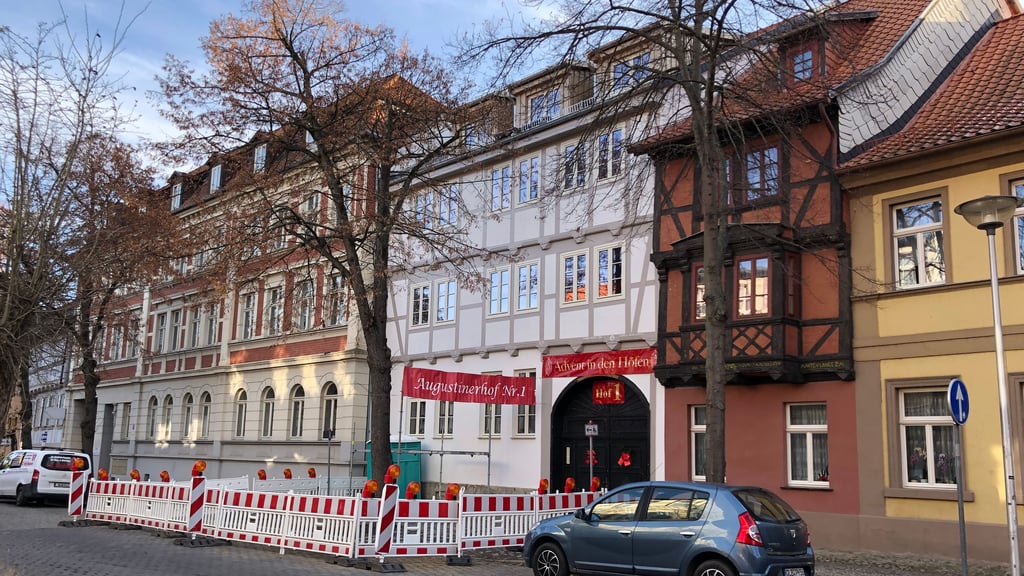 Präsentiert sich wieder mit schmucker Fachwerkfassade: das große Fachwerkhaus Steinweg 47 in Quedlinburg, das gerade saniert und umgebaut wird.