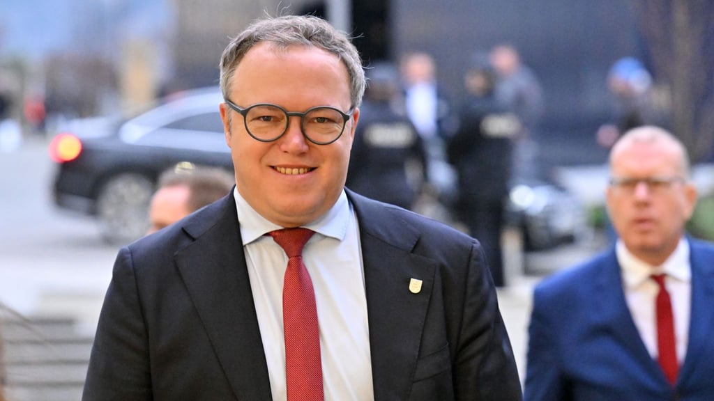 Thüringens Ministerpräsident Mario Voigt (CDU) verteidigt die Kritik von Innenminister Georg Maier (SPD) an Anfragen der AfD-Fraktion nach genauen Transportwegen militärischer Güter. (Archivbild)