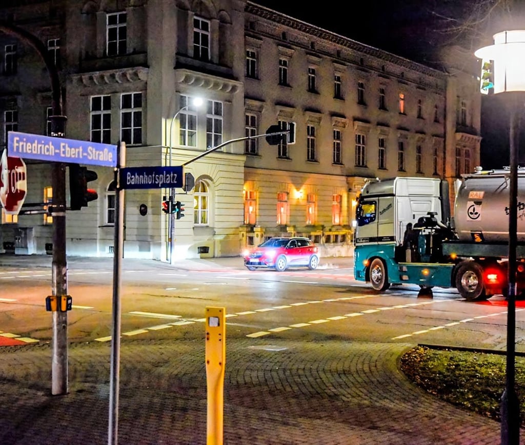 Die Bahnhofskreuzung, wo Bahnhofsplatz und Kastanienstraße auf die Friedrich-Ebert-Straße treffen, ist viel befahren, auch von Lastwagen.  