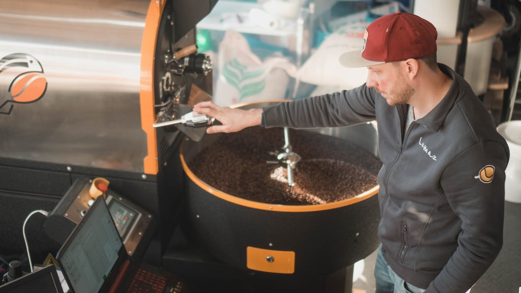 Hier entsteht Kaffee aus Wernigerode: Kevin Richardt-Hellmuth röstet die nächste Charge Bohnen für das Luma'z.