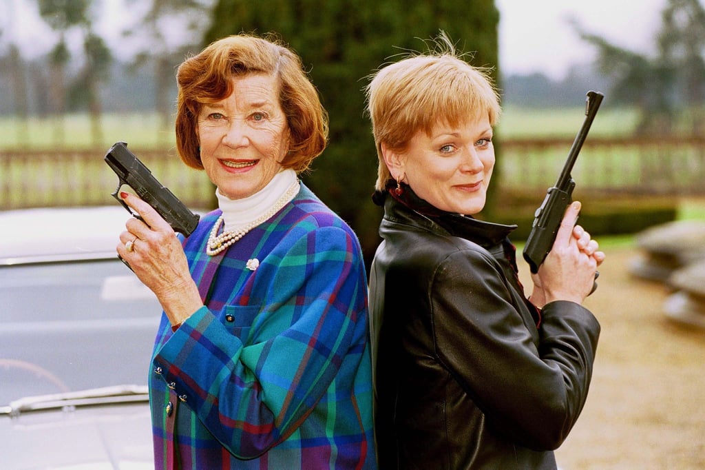 Lois Maxwell (l) und Samantha Bond haben beide „Miss Moneypenny“ gespielt. (Archivbild)