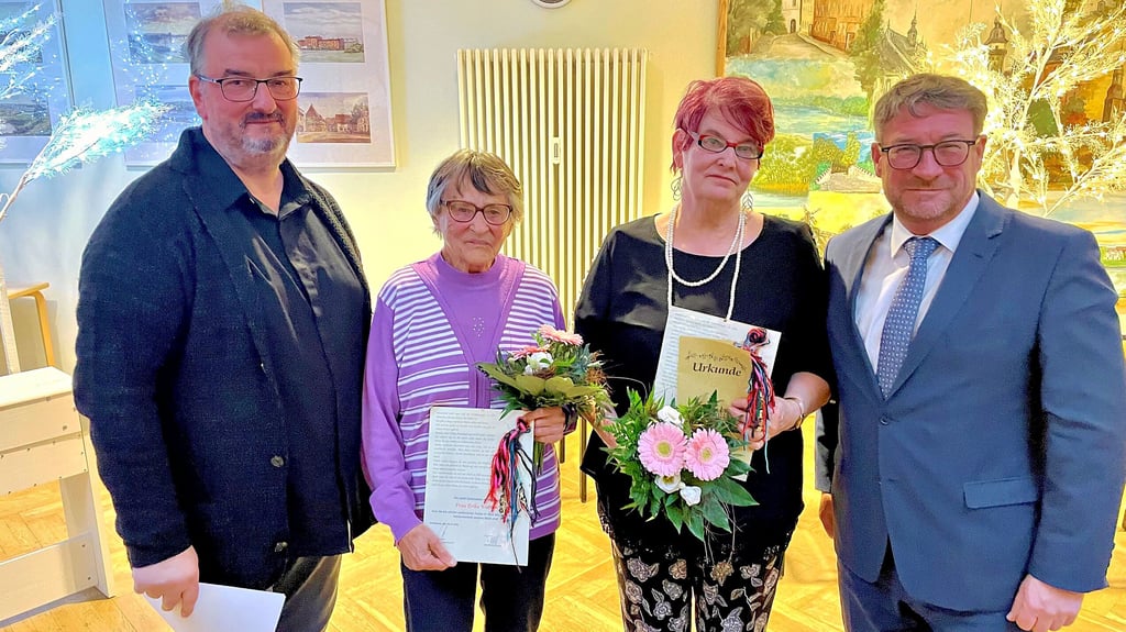 Zwei der Geehrten: Erika Walther (2.v.l.) und Marlis Ekrutt. Alla Thierfelder konnte nicht anwesend sein. Links Frank Schiwek, rechts Oberbürgermeister Bert Knoblauch. 