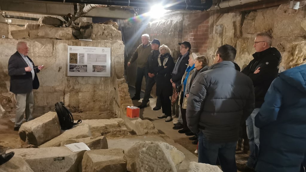 Jörg Essigke (links) gibt einen Überblick über die Geschichte des Rathauses in Halberstadt.