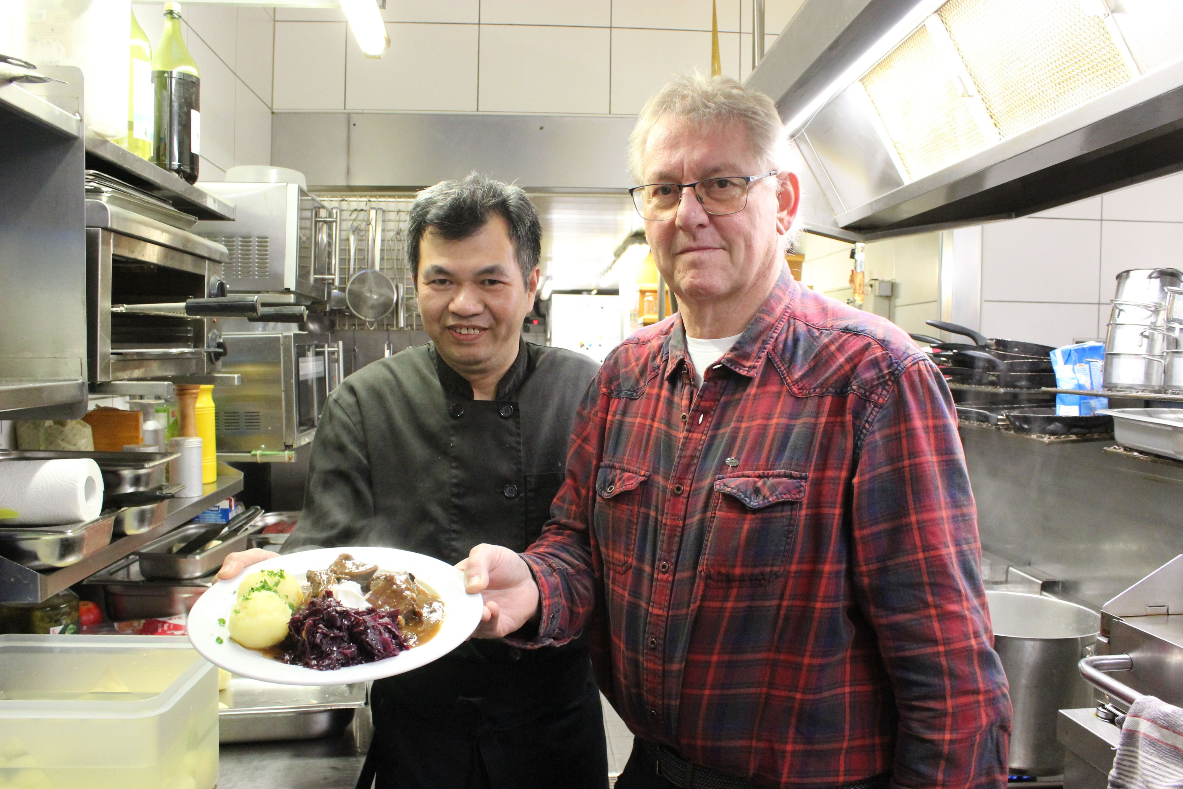 Koch aus Oschersleben zeigt Tipps: Advent in der Börde: Wie man einen leckeren Hirschbraten zubereitet