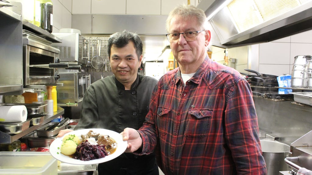 Koch Sang Luuba (links) bereitet Hirschbraten mit Kartoffelknödel und selbstgemachtem Rotkohl zu. Peter Schondelmaier ist der Inhaber des Gasthofs und der Pension in Oschersleben.