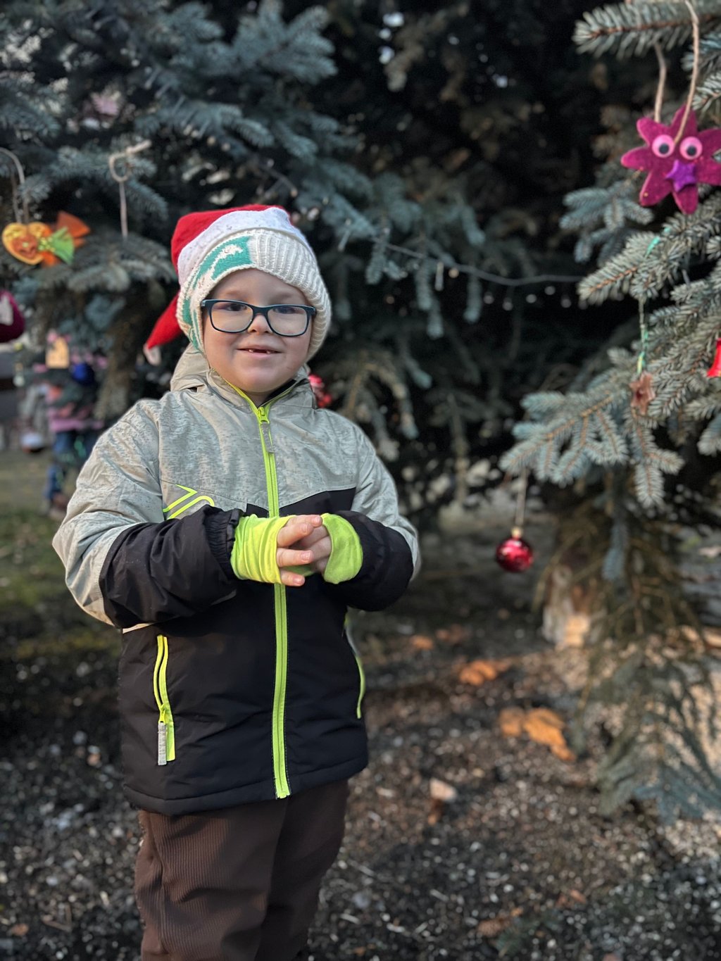 Aber auch die Kinder, wie hier der kleine Emil, waren fleißig dabei.